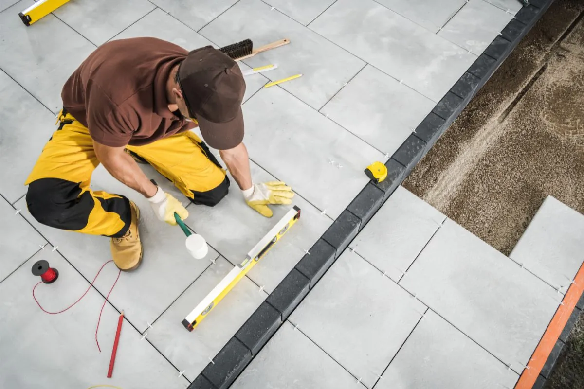 installing paving bricks patio floor